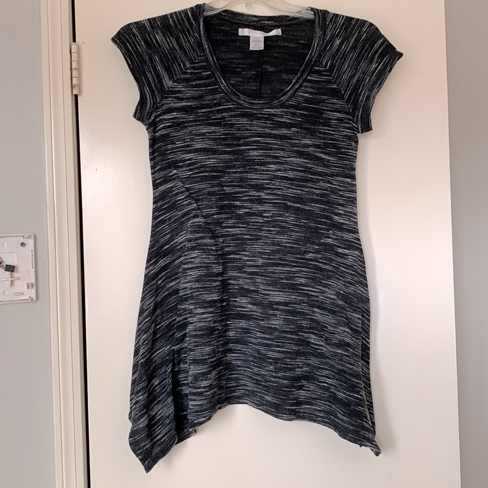 Studio M, women’s black & white cap sleeve tunic. Size medium.